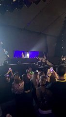 Angélico Vieira "canta" com os D'ZRT após homenagem arrepiante durante concerto