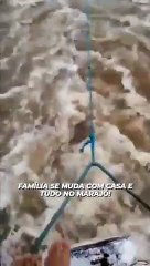 Família se muda e reboca casa de jangada pelos rios da Amazônia