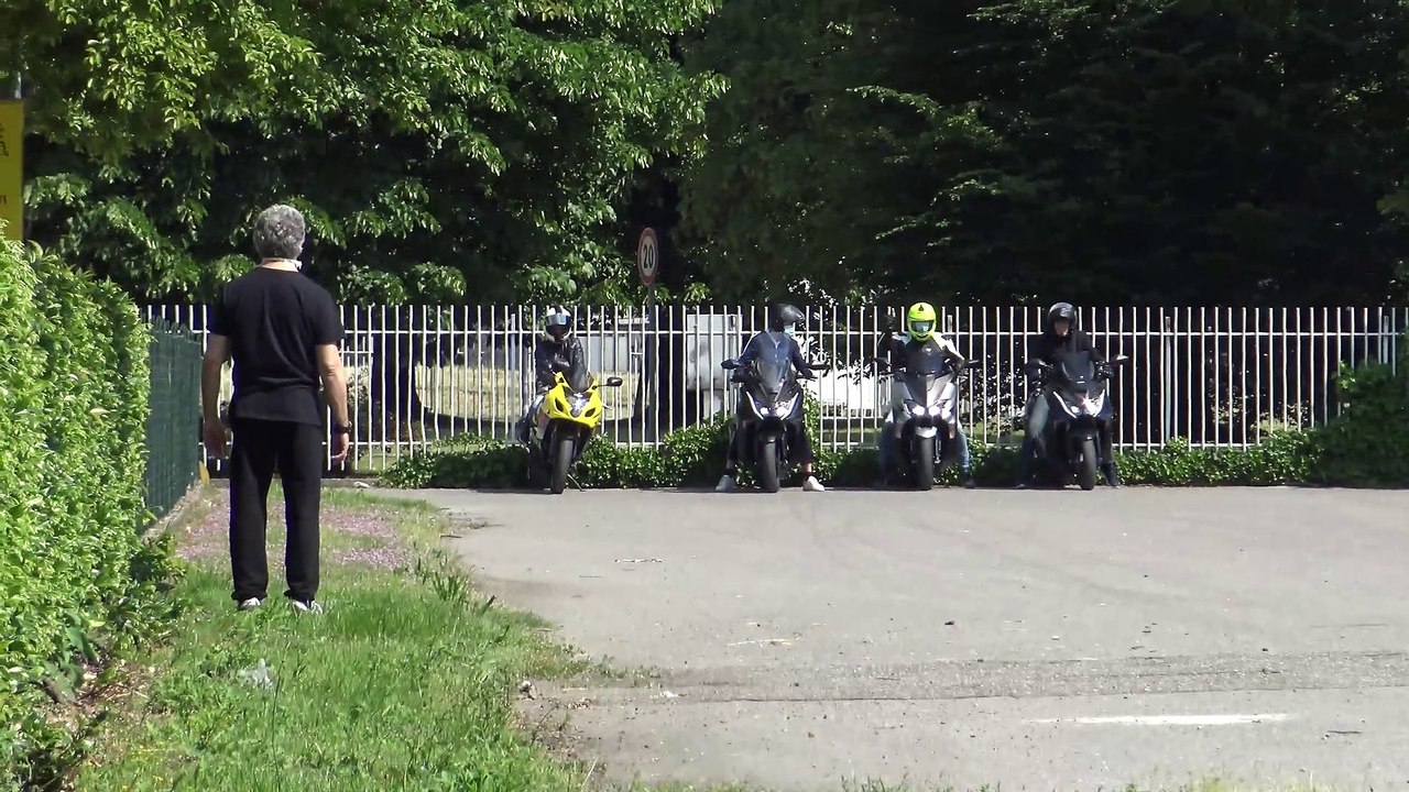 T MAX Vs AK 550