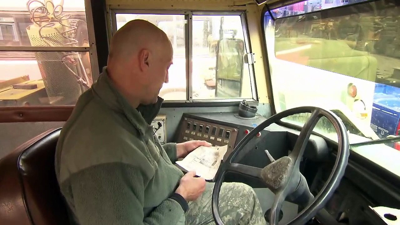 Steel Buddies S03E01-Eine Landung im Stoppelfeld