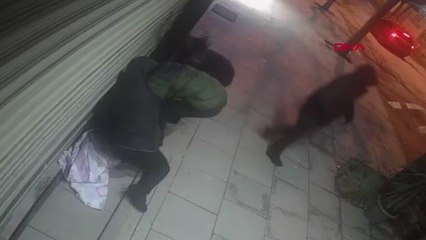 KADIKÖY'DEKİ KUYUMCUDA HEDEFLERİNE ULAŞAMAYAN ŞÜPHELİLER, KARTAL'DA YARIM KİLO ALTIN ÇALDI