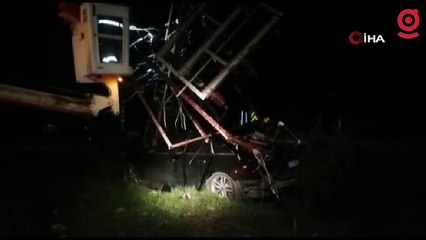 Ehliyetsiz sürücünün çarptığı elektrik direği aracın üzerine devrildi, 3 kişi yaralandı