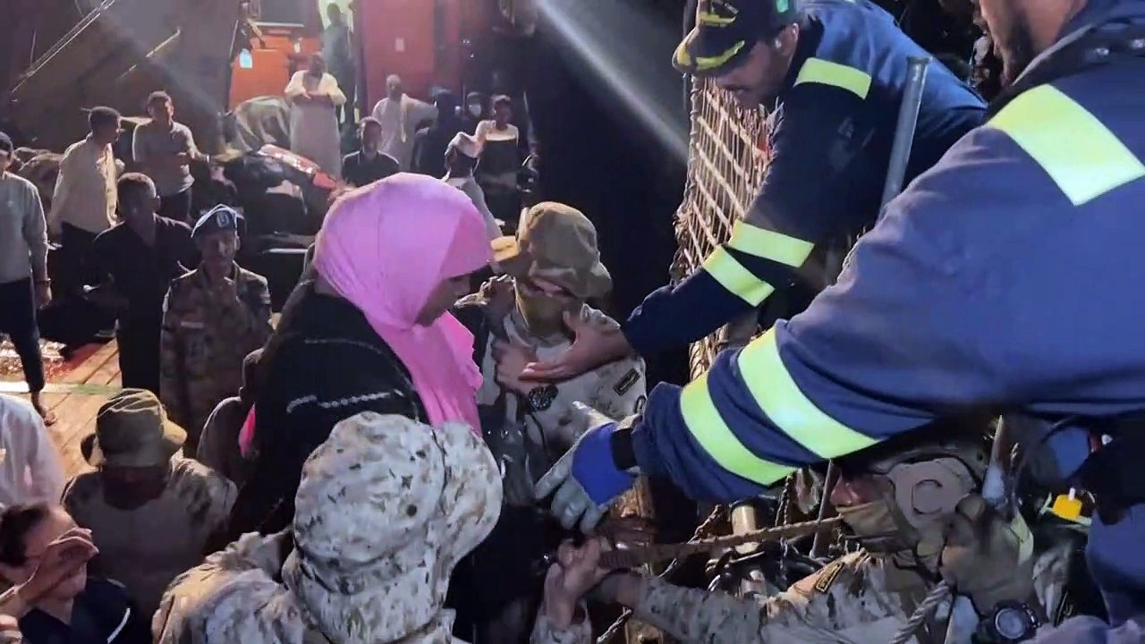 مواطنون يتم إجلاؤهم على متن سفينة متجهة من السو...