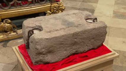 下载视频: Westminster celebra la llegada de la Piedra del Destino para la coronación de Carlos III