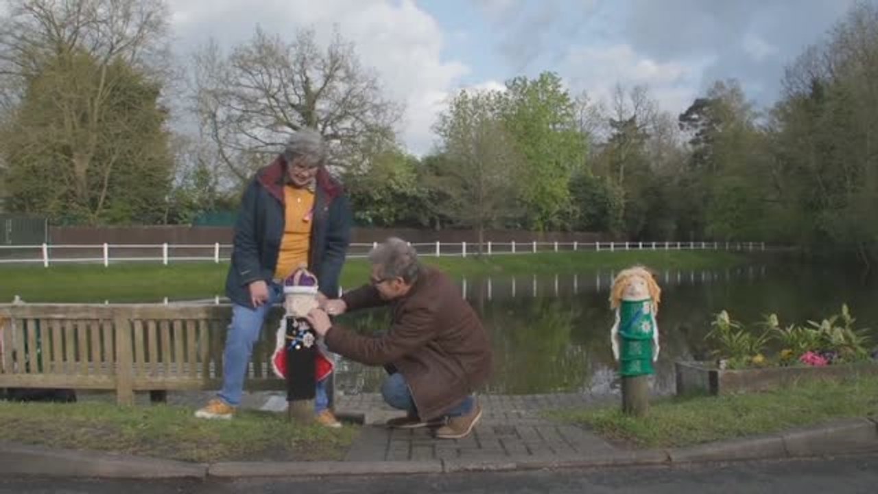 Bolardos decorados con ganchillo recrean la coronación de Carlos III en Londres