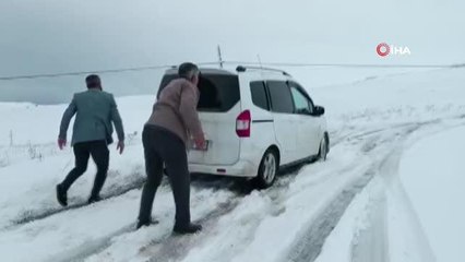 Nisan ayında bastıran kar yolu kapattı: 10 araç mahsur kaldı