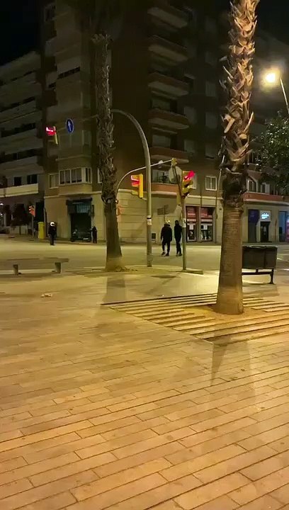 Los okupas de la Bonanova, con cascos y palos
