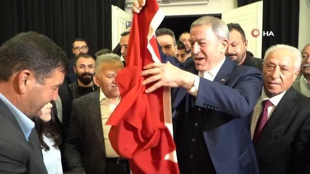 Bakan Akar: Mehmetçik şu anda Zap'ta, Gabar'da, Gara'da. Teröristlerin barınakları, sığınakları başlarına yıkıldı