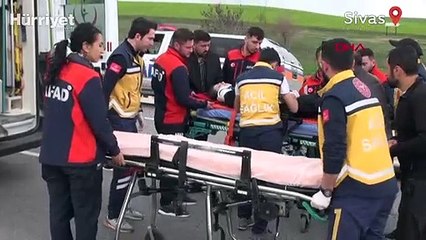 Sivas'ta kamyonet otomobile çarptı: 8 yaralı