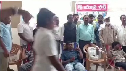 వనపర్తి: రక్తదానం చేసి ఆదర్శంగా నిలిచిన అదనపు కలెక్టర్