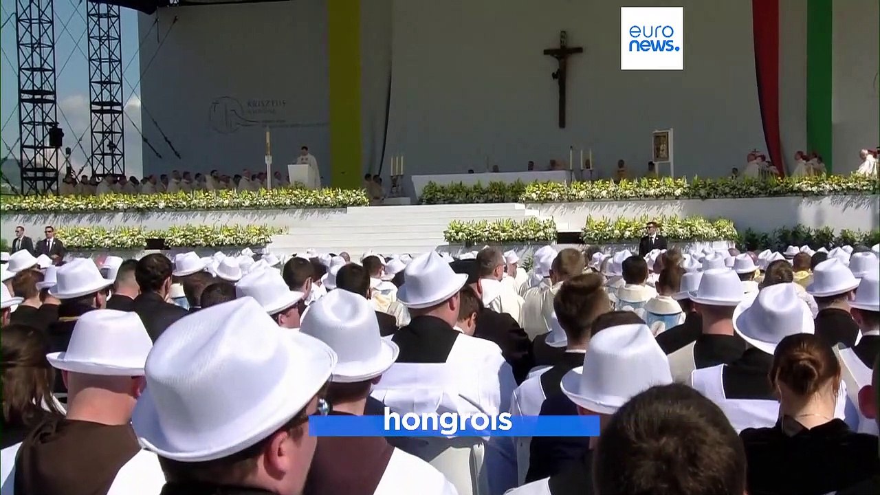 En Hongrie, ultime appel du pape à "ouvrir les portes" aux migrants