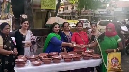 पक्षियों के लिए दाना-पानी की व्यवस्था को लेकर सिंधुसेना महिला संगठन ने बांटे सकोरे