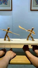 竹节木偶人會中國功夫，精彩對打你來我往不分上下。Puppeteers are good at Chinese kung Fu.The fighting was fierce.