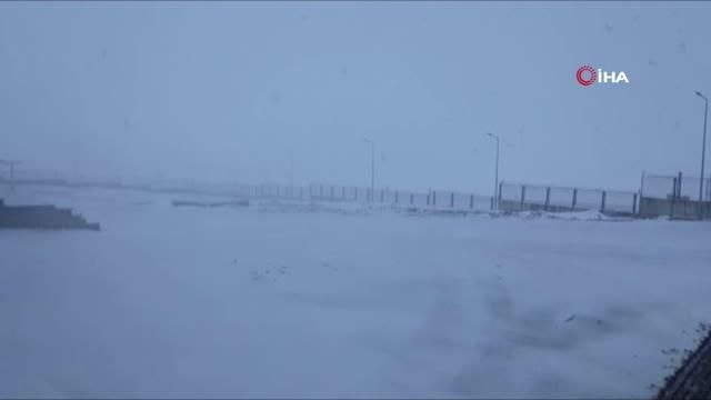 Ardahan'a Nisan'da kar sürprizi: Sürücüler zor anlar yaşadı