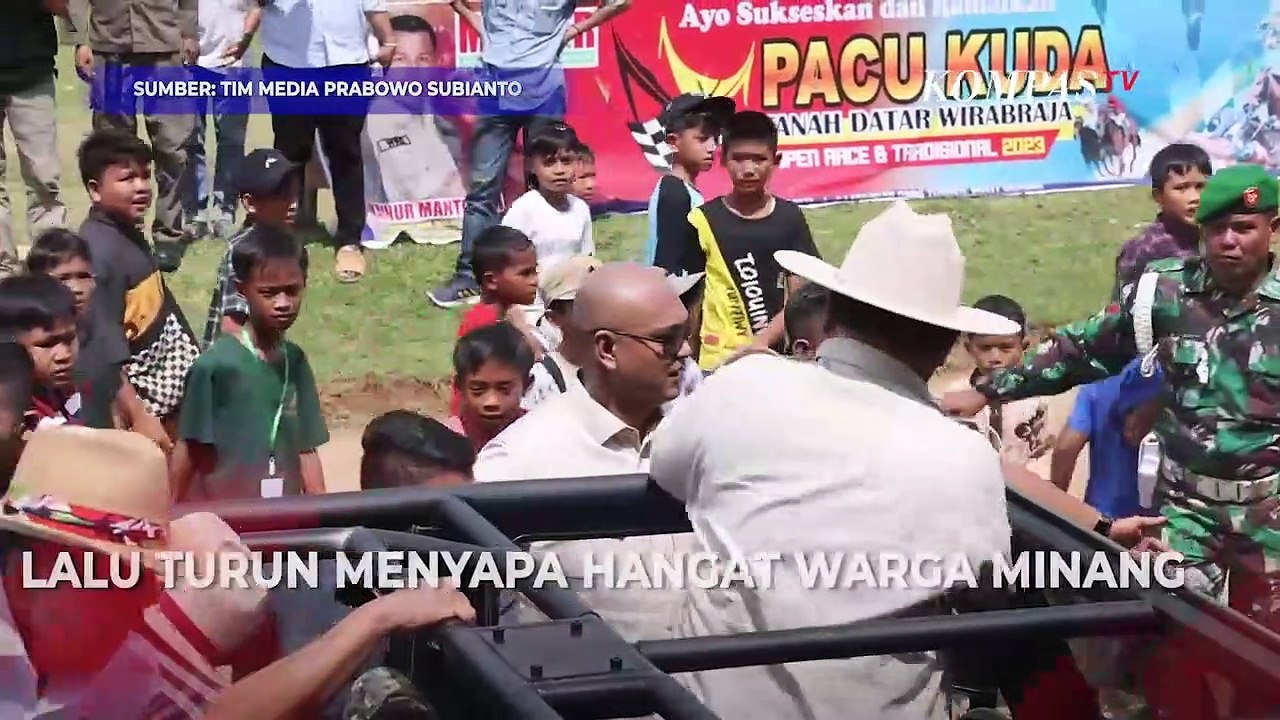 Momen Prabowo Subianto Sapa Warga Minang dari Rantis Maung