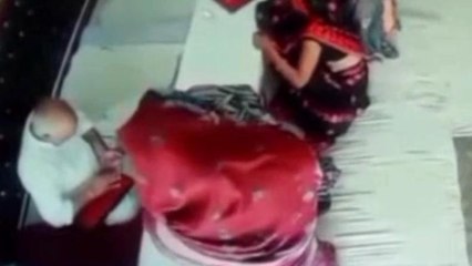 महराजगंज: घूंघट की आड़ में महिलाओं ने आभूषण की दुकान में किया हाथ साफ सफाई, देखें वीडियो