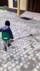 Un gamin pas très doué avec une pelle