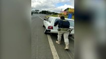 Após ser abordado pela PRF, carro dos “Caça-Fantasmas” não pega e federal dá um 'empurrãozinho'
