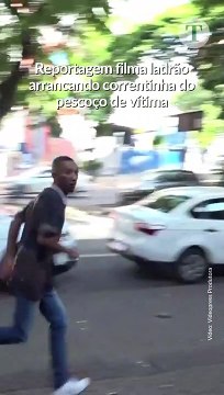 Reportagem flagra momento em que colar é arrancado do pescoço da vítima
