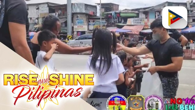 GOV'T AT WORK | Mga tauhan ng QC Jail Female Dormitory, namahagi ng pagkain para sa street dwellers...