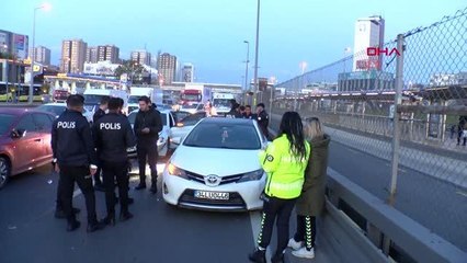 ZEYTİNBURNU'NDA 1 MAYIS GÖREVİNE GİDEN POLİSLER KAZA YAPTI