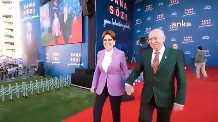 Meral Akşener eşi Tuncer Akşener ile sahneye el ele çıktı: "Herkes eşiyle çıkınca ben de kocamı getireyim dedim"