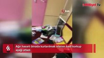 Ağır hasarlı binada kurtarılmak istenen kedi korkup aşağı atladı