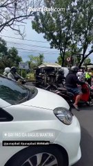 Mobil box terguling di Jalan By Pas Ida Bagus Mantra, Senin (1/5). Dus bertebaran di jalan.