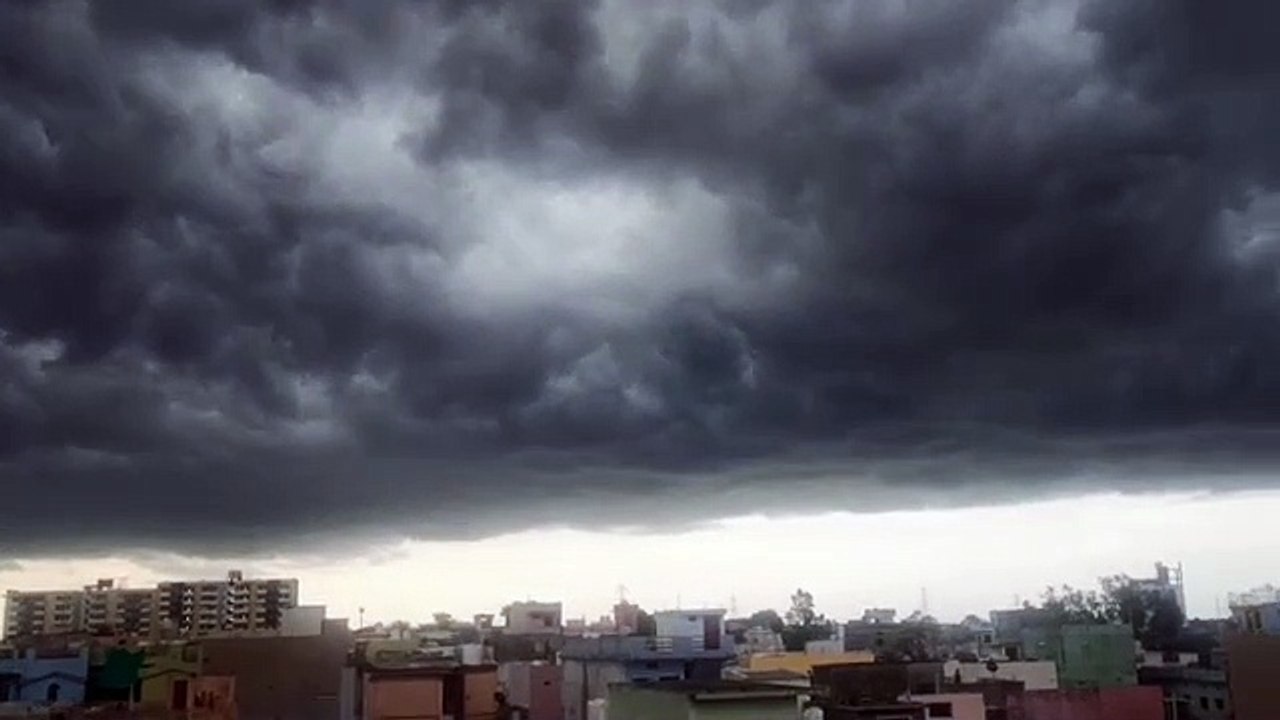 शाम को आसमान मे काले घने बादल छाए हुई बारिश मोस...