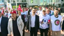 HAK-İŞ Taksim'deki Cumhuriyet Anıtı'na çelenk bıraktı