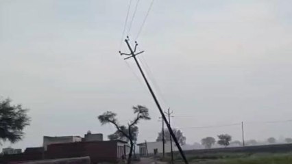 अलीगढ़: हादसे को दावत दे रहा जर्जर विद्युत पोल, देखें वीडियो