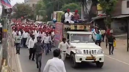 मैनपुरी: सपा प्रत्याशी ने रोड शो कर मांगे वोट, विकास का किया वादा