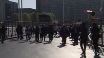 HAK-İŞ Konfederasyonu üyeleri Taksim'e çelenk bıraktı