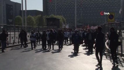 HAK-İŞ Konfederasyonu üyeleri Taksim'e çelenk bıraktı