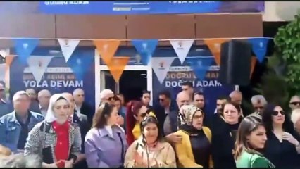 AKP'li adayın seçim bürosu yanlışlıkla Davutoğlu için bestelenen şarkıyı çaldı