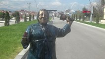Bolu Belediye Başkanı Tanju Özcan, Adile Naşit heykelindeki çay tepsisinin çalındığını iddia etti