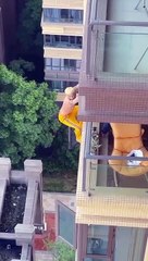 金发男子惊险攀爬高楼后坠亡，疑与知名女主持人丑闻有关 😱