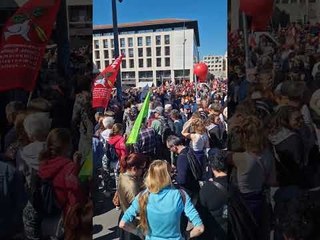 1er-Mai : les manifestants rassemblés à la porte d'Aix à Marseille