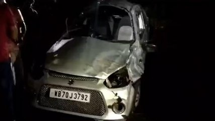 নতুন বউকে নিয়ে বাড়ি ফেরার পথে বিপত্তি! নয়ানজুলিতে উল্টে..... click