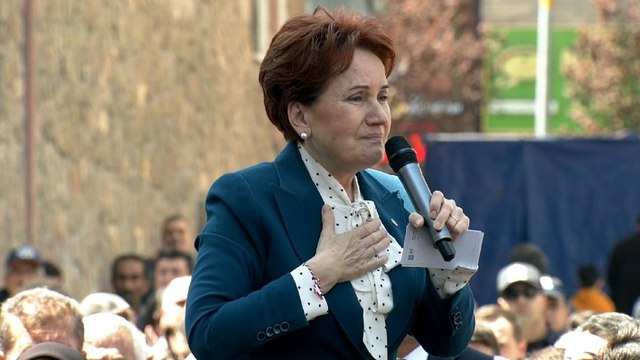 Akşener, uğradığı haksızlıkları anlatırken duygularına hakim olamadı. Aleviler için tür denmesine tepki gösterdi