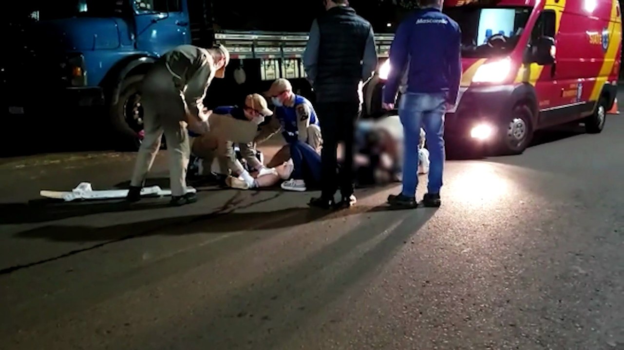 Jovem fica gravemente ferida após colidir moto em caminhão estacionado, no Tropical