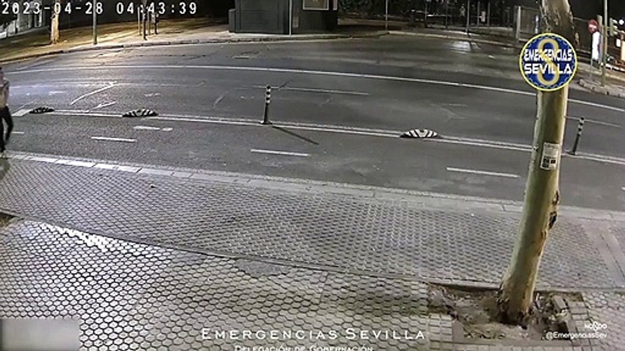 Des voyous défoncent une vitrine d'un magasin pour voler des trottinettes mais ont une mauvaise surprise