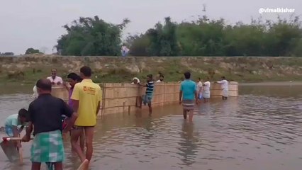 पूर्णिया: संवेदक की मनमानी देख ग्रामीणों ने चंदा इकट्ठा कर नदी का रुख मोड़ा