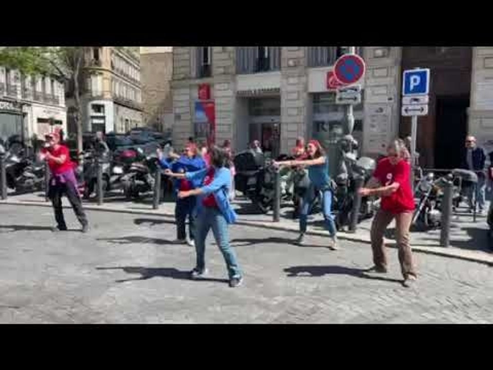 Marseille : Attac danse pour dénoncer la réform...