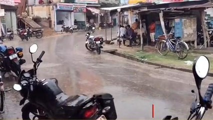 अम्बेडकर नगर: बेमौसम बरसात बनी परेशानी का सबब, ठप्प पड़े काम