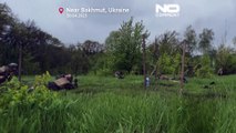 Bakhmut, le truppe ucraine si ritrovano nel mirino dei missili russi mentre scavano le trincee