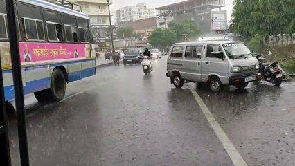 Rain 2023: बारिश से मई का स्वागत, बह गया सड़कों पर पानी