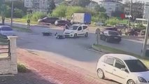 Hafif ticari araç motosikletle çarpıştı, o anlar kameraya yansıdı: 2 yaralı
