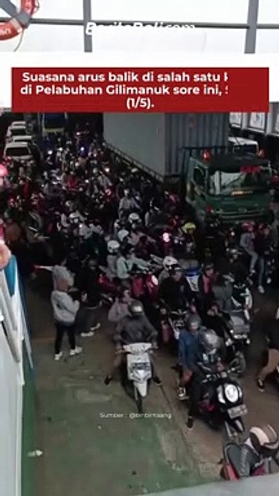 Suasana arus balik di salah satu kapal di Pelabuhan Gilimanuk sore ini, Senin (1/5). Bagi pengendara harap selalu berhati-hati saat berkendara dan semoga selamat sampai tujuan.