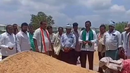 పెబ్బేరు: అకాల వర్షాలు.. కాంగ్రెస్ నాయకుల ఆందోళన